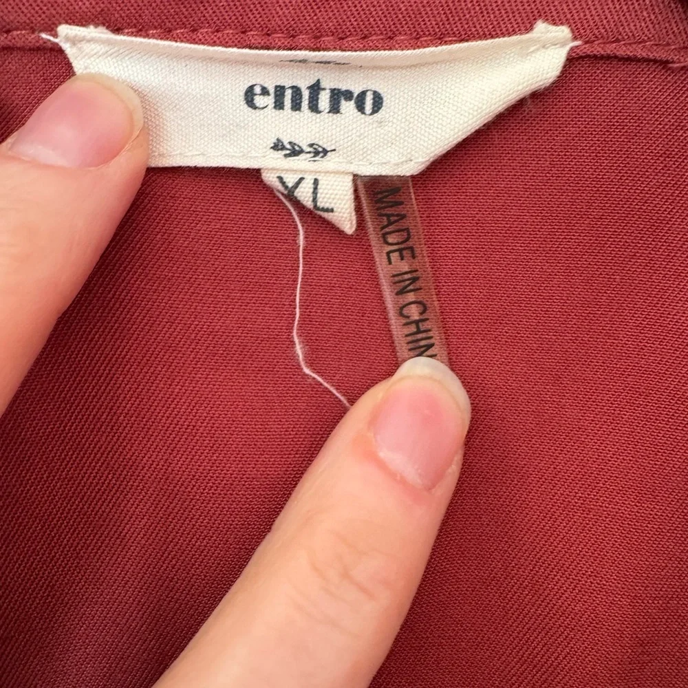 Entro Red Sleeveless Vest with Stand-Up Collar - Picture 3 of 6